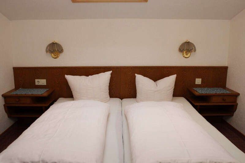 Schlafzimmer mit Doppelbett im Appartement 320 im Hotel Garni Sonnenheim