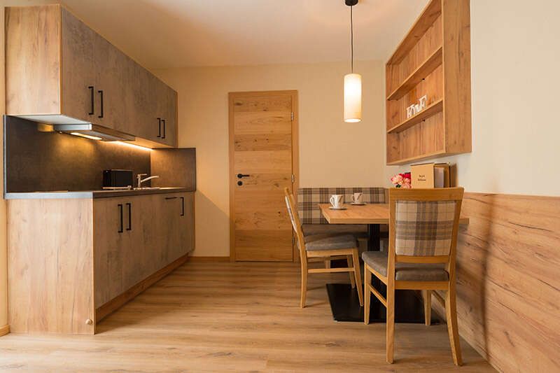 Küche im Appartement 211 im Hotel Garni Sonnenheim in Fiss
