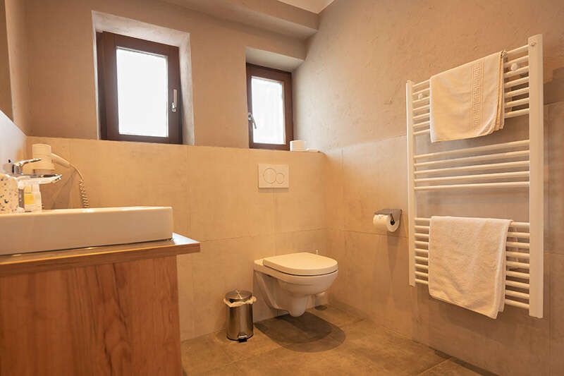 Toilet in the bathroom in apartment 102 in the Hotel Garni Sonnenheim